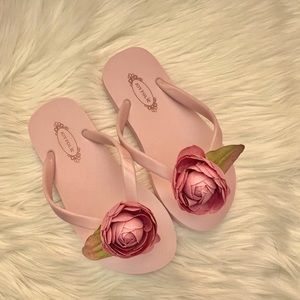 🌸 Beautiful Joyfolie flip flops with flower detail!